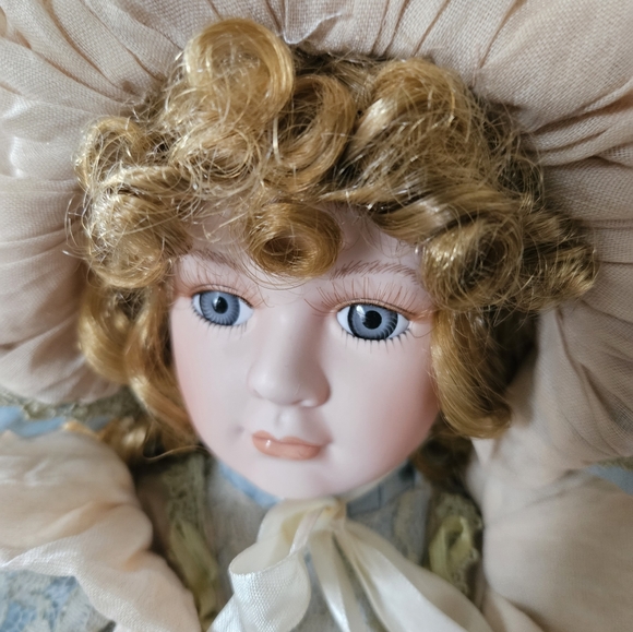 Collectable Doll - Picture 8 of 14
